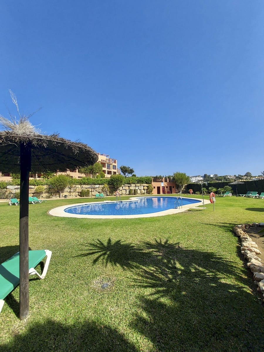 2 sypialnia Apartament na sprzedaż w La Duquesa / Puerto de la Duquesa z basenem garażem - 329 000 € (Ref: 9398240)