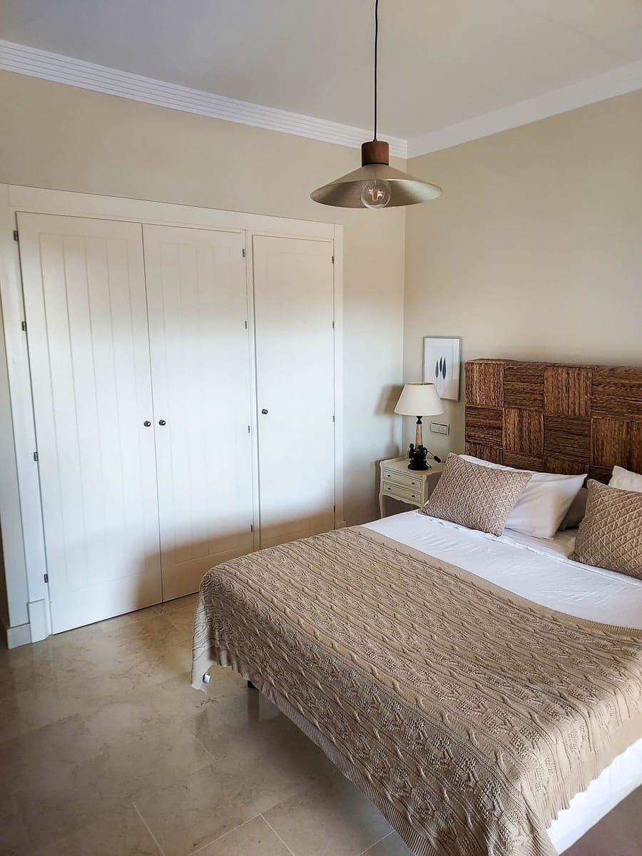 2 sypialnia Apartament na sprzedaż w La Duquesa / Puerto de la Duquesa z basenem garażem - 329 000 € (Ref: 9398240)