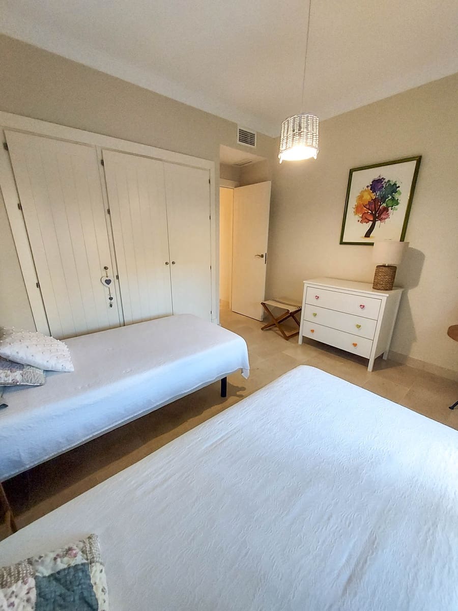 2 sypialnia Apartament na sprzedaż w La Duquesa / Puerto de la Duquesa z basenem garażem - 329 000 € (Ref: 9398240)