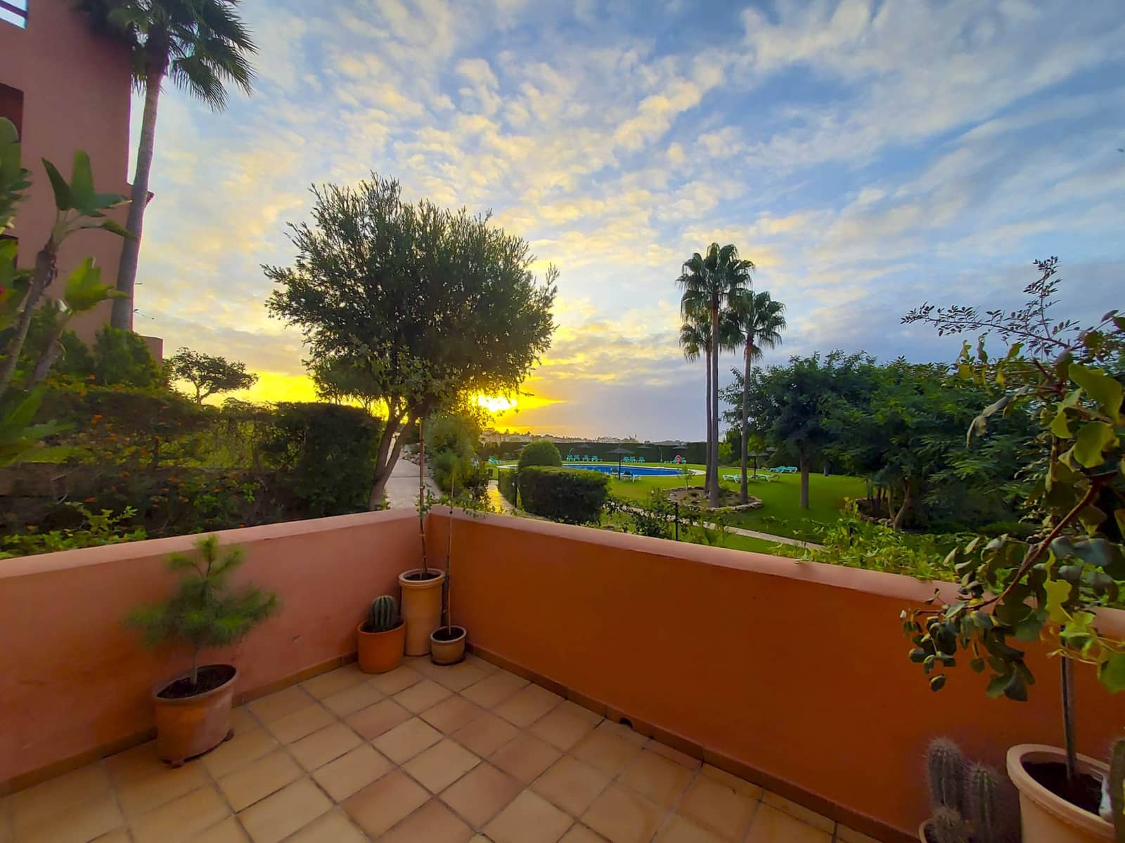 2 sypialnia Apartament na sprzedaż w La Duquesa / Puerto de la Duquesa z basenem garażem - 329 000 € (Ref: 9398240)