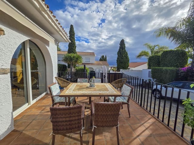 4 soveværelse Villa til salg i La Duquesa / Puerto de la Duquesa, Manilva med swimmingpool garage - € 860.000 (Ref: 9433268)