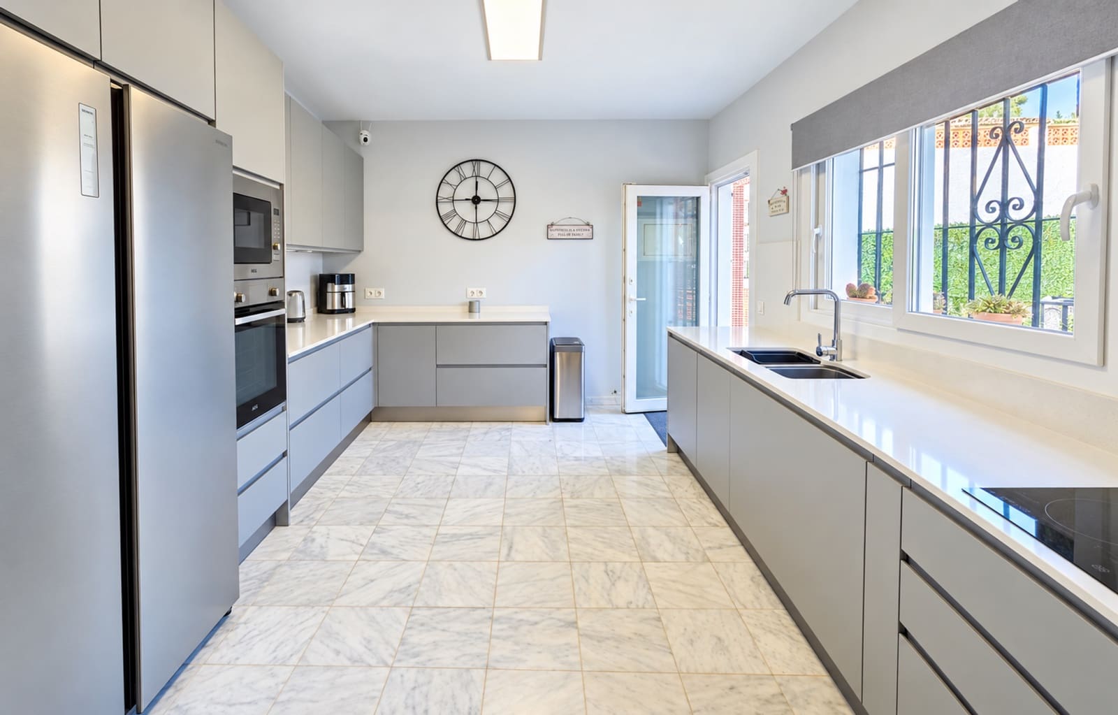 4 bedroom Villa for sale in La Duquesa / Puerto de la Duquesa with pool garage - € 825,000 (Ref: 9433268)