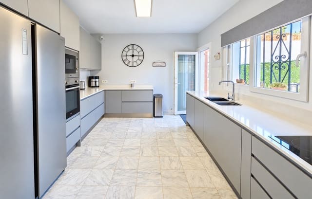 4 chambre Villa/Maison à vendre à La Duquesa / Puerto de la Duquesa, Manilva avec piscine garage - 825 000 € (Ref: 9433268)
