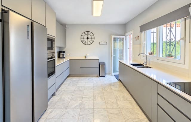 4 chambre Villa/Maison à vendre à La Duquesa / Puerto de la Duquesa, Manilva avec piscine garage - 825 000 € (Ref: 9433268)