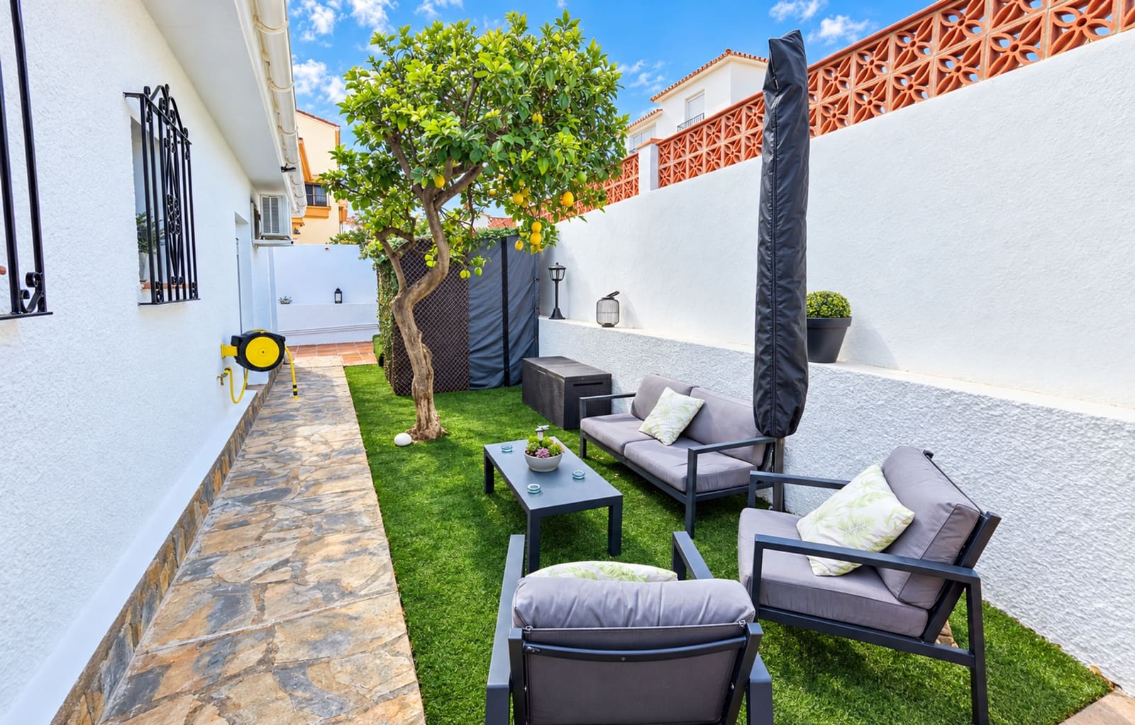 4 bedroom Villa for sale in La Duquesa / Puerto de la Duquesa with pool garage - € 825,000 (Ref: 9433268)