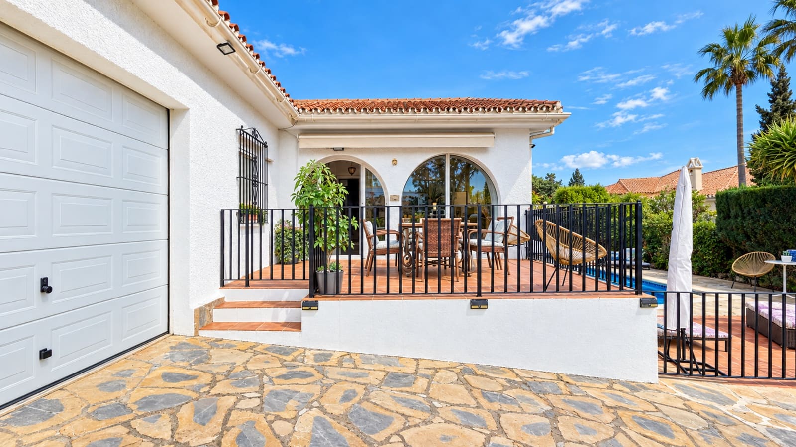 4 bedroom Villa for sale in La Duquesa / Puerto de la Duquesa with pool garage - € 825,000 (Ref: 9433268)