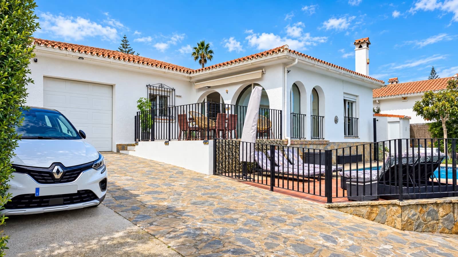 4 bedroom Villa for sale in La Duquesa / Puerto de la Duquesa with pool garage - € 825,000 (Ref: 9433268)