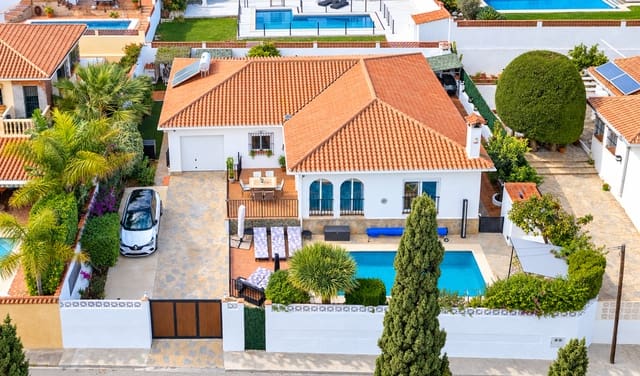 4 chambre Villa/Maison à vendre à La Duquesa / Puerto de la Duquesa, Manilva avec piscine garage - 825 000 € (Ref: 9433268)