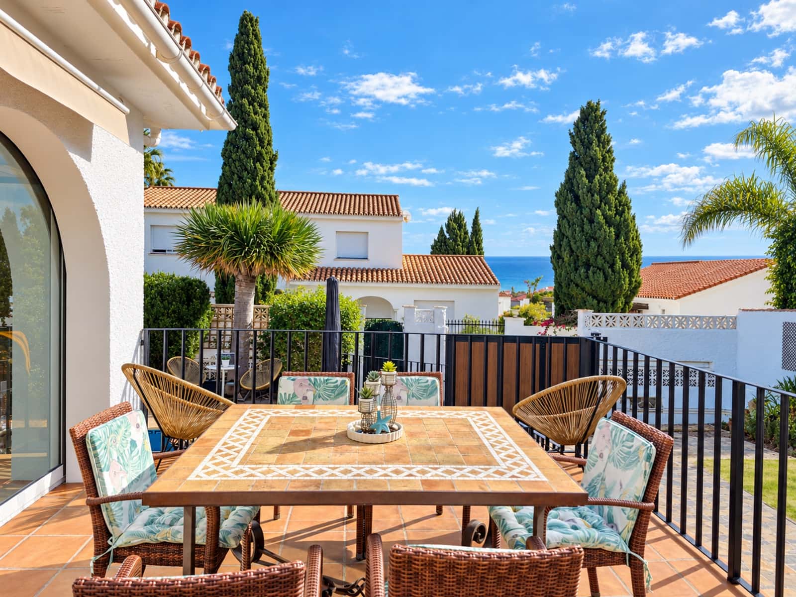 4 bedroom Villa for sale in La Duquesa / Puerto de la Duquesa with pool garage - € 825,000 (Ref: 9433268)