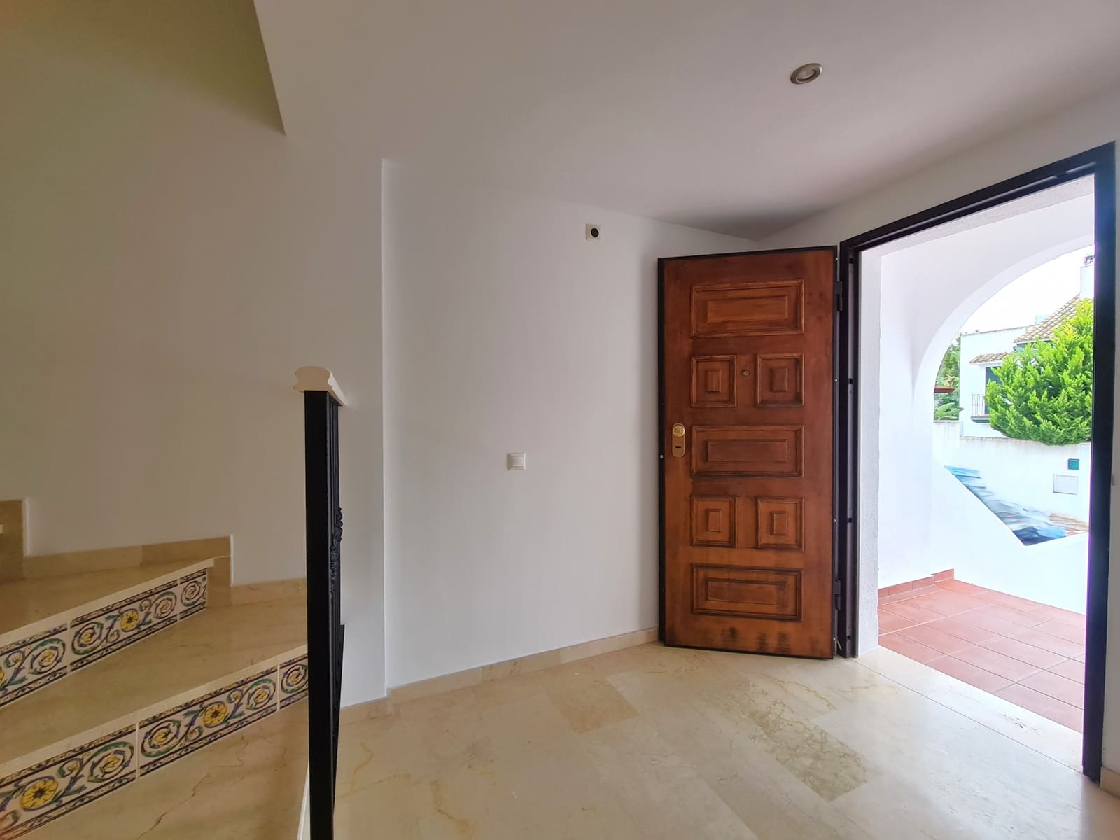 3 soveværelse Semi-Rækkehus til salg i Manilva med garage - € 619.000 (Ref: 9508511)