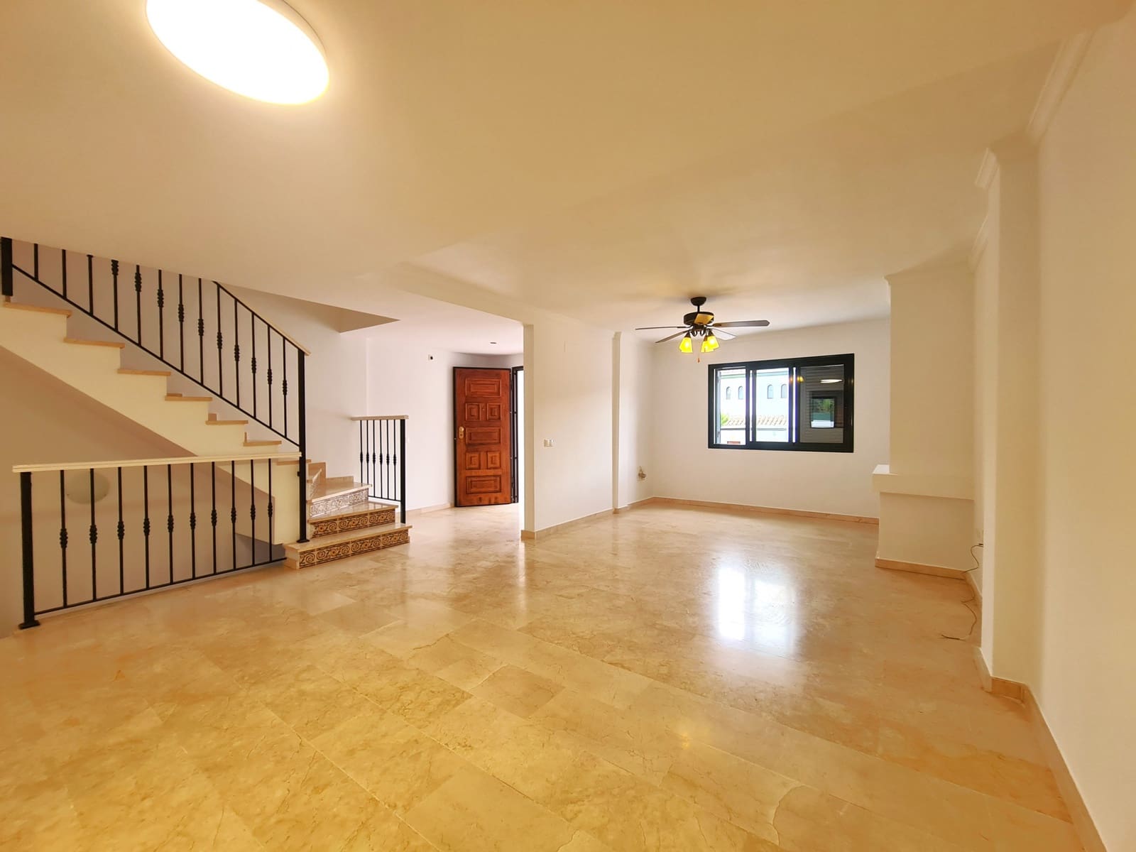 3 soveværelse Semi-Rækkehus til salg i Manilva med garage - € 619.000 (Ref: 9508511)