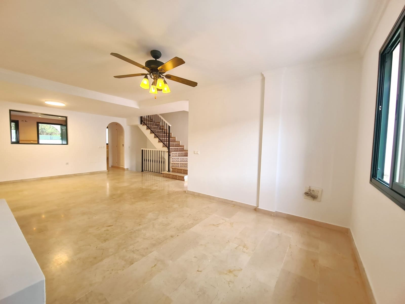 3 soveværelse Semi-Rækkehus til salg i Manilva med garage - € 619.000 (Ref: 9508511)