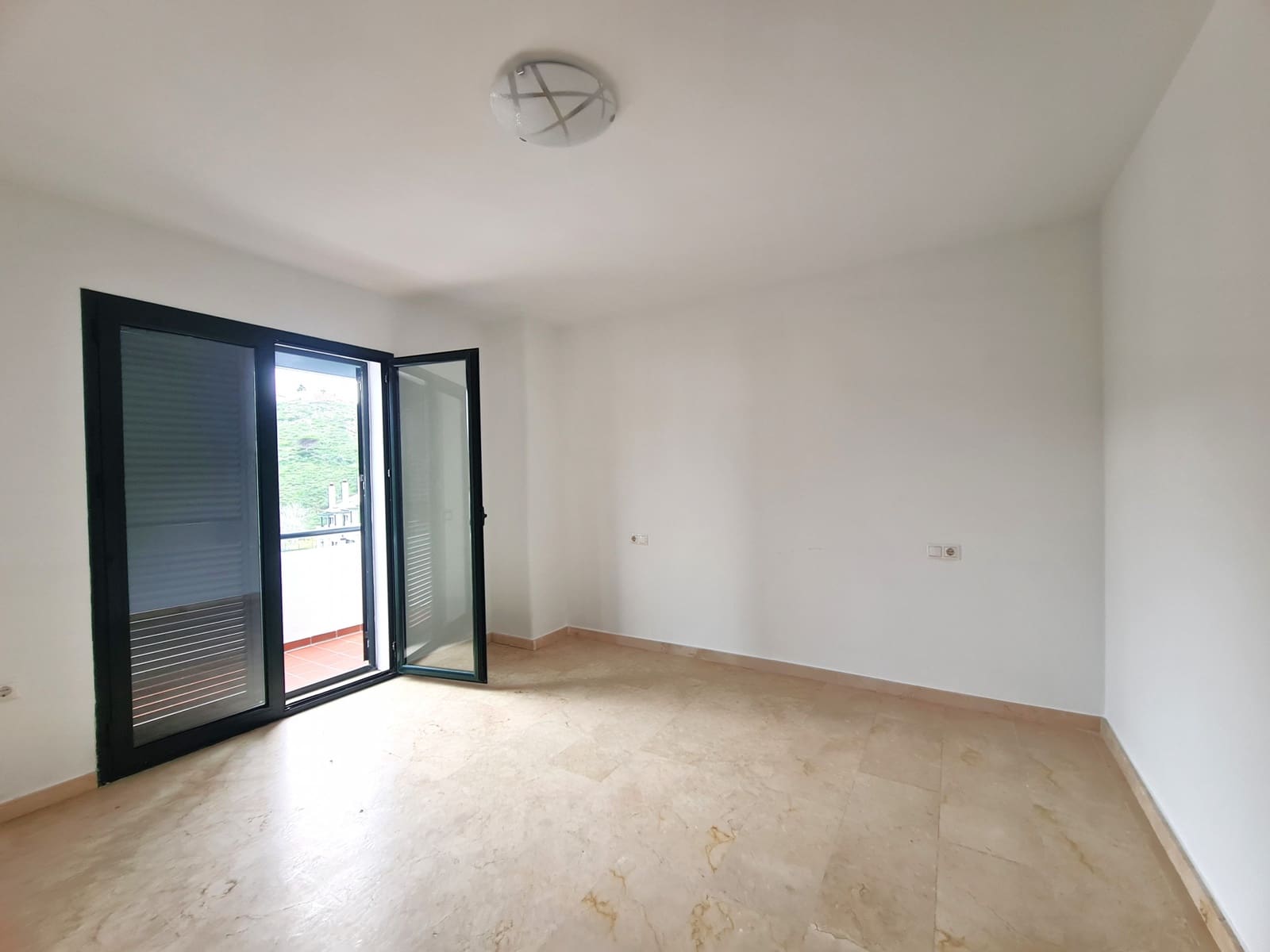 3 soveværelse Semi-Rækkehus til salg i Manilva med garage - € 619.000 (Ref: 9508511)