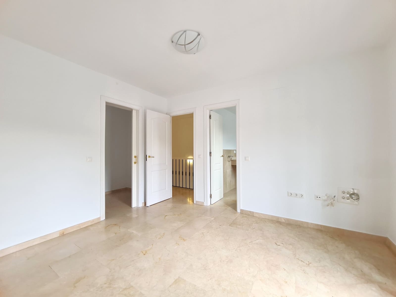 3 soveværelse Semi-Rækkehus til salg i Manilva med garage - € 619.000 (Ref: 9508511)