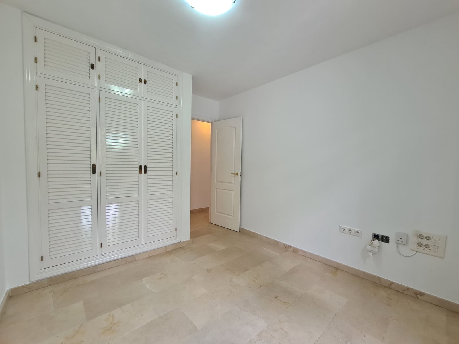 3 soveværelse Semi-Rækkehus til salg i Manilva med garage - € 619.000 (Ref: 9508511)