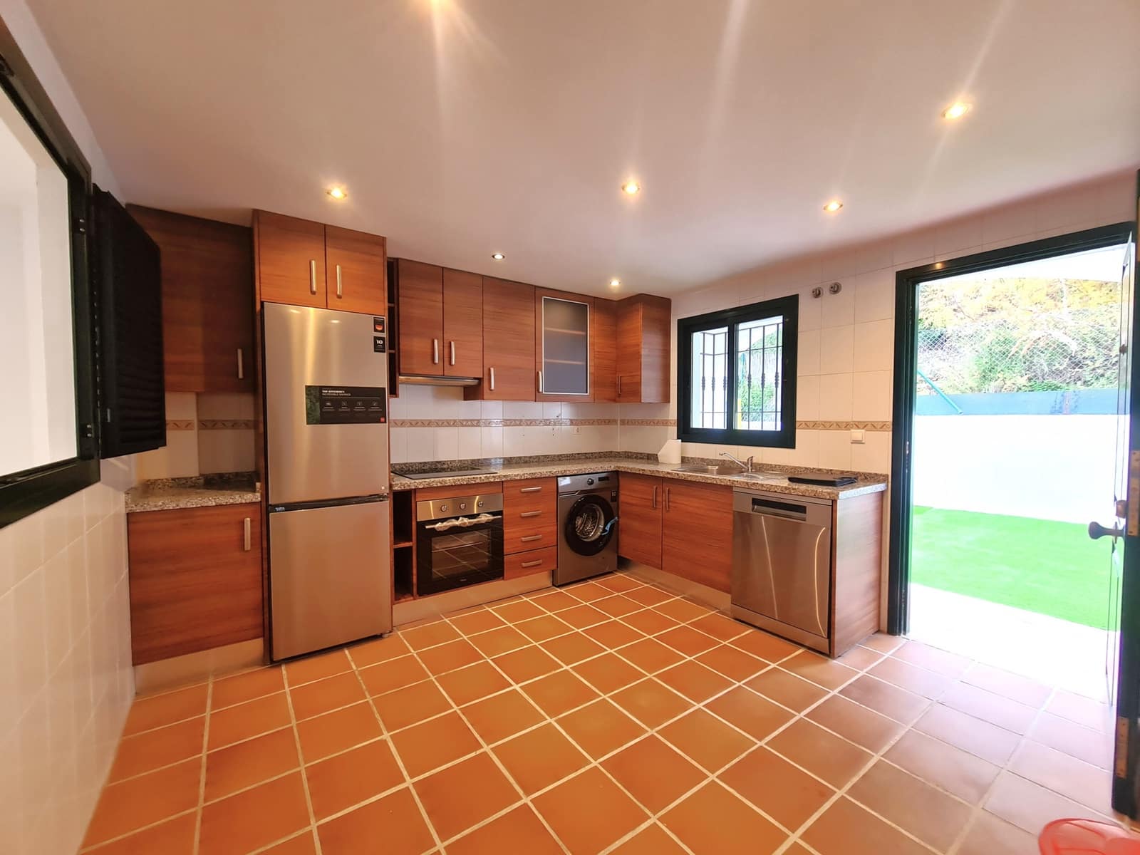 3 soveværelse Semi-Rækkehus til salg i Manilva med garage - € 619.000 (Ref: 9508511)