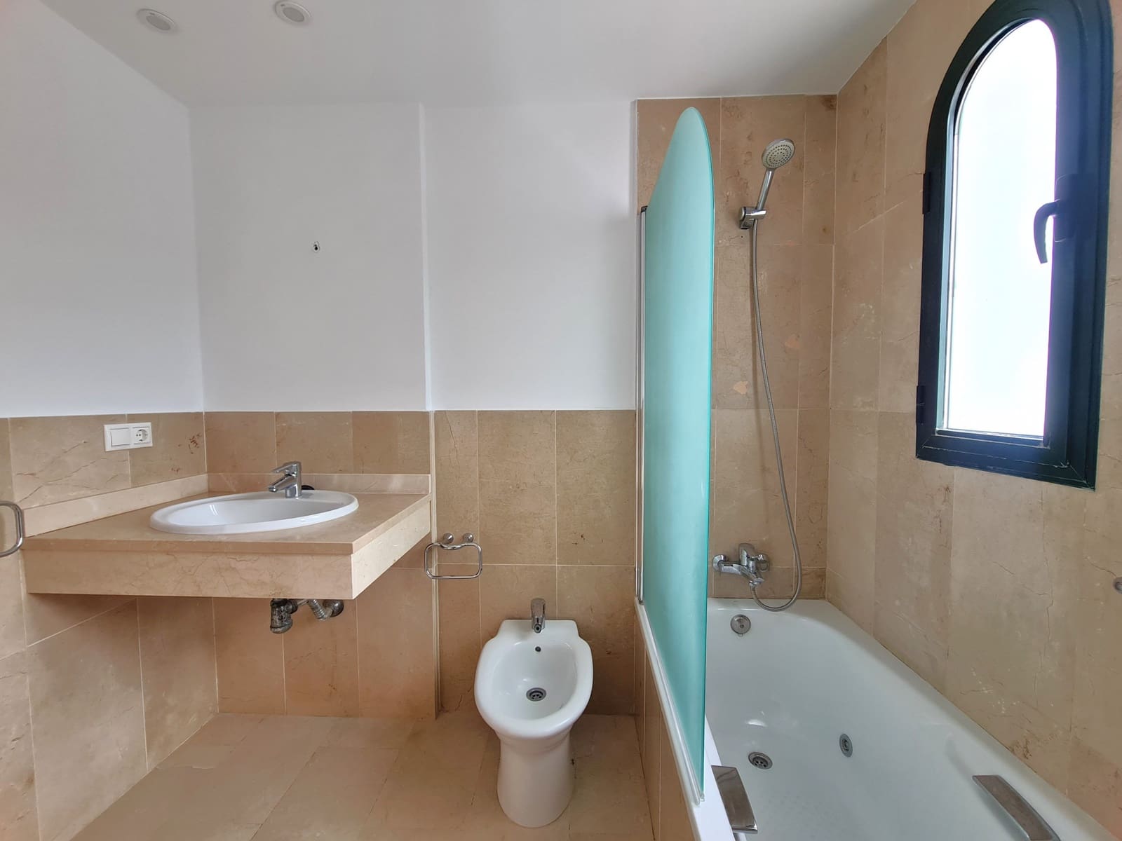 3 soveværelse Semi-Rækkehus til salg i Manilva med garage - € 619.000 (Ref: 9508511)