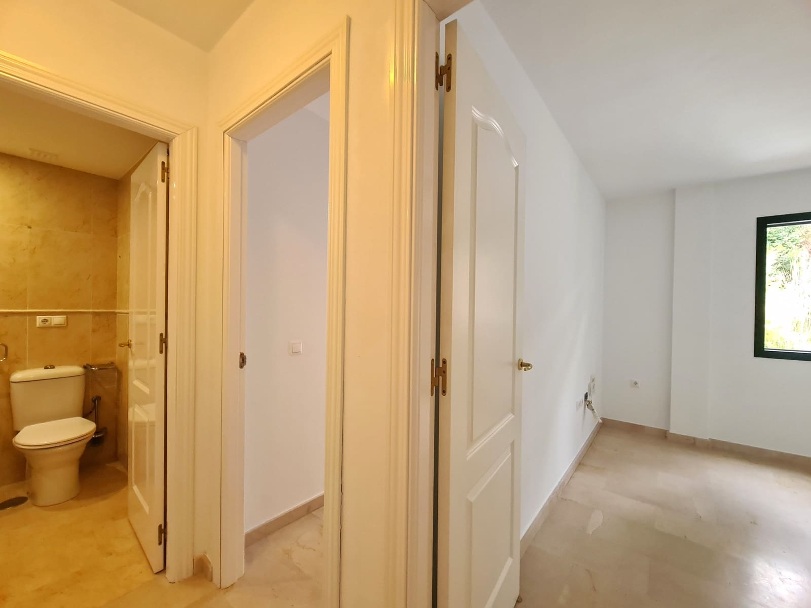 3 soveværelse Semi-Rækkehus til salg i Manilva med garage - € 619.000 (Ref: 9508511)