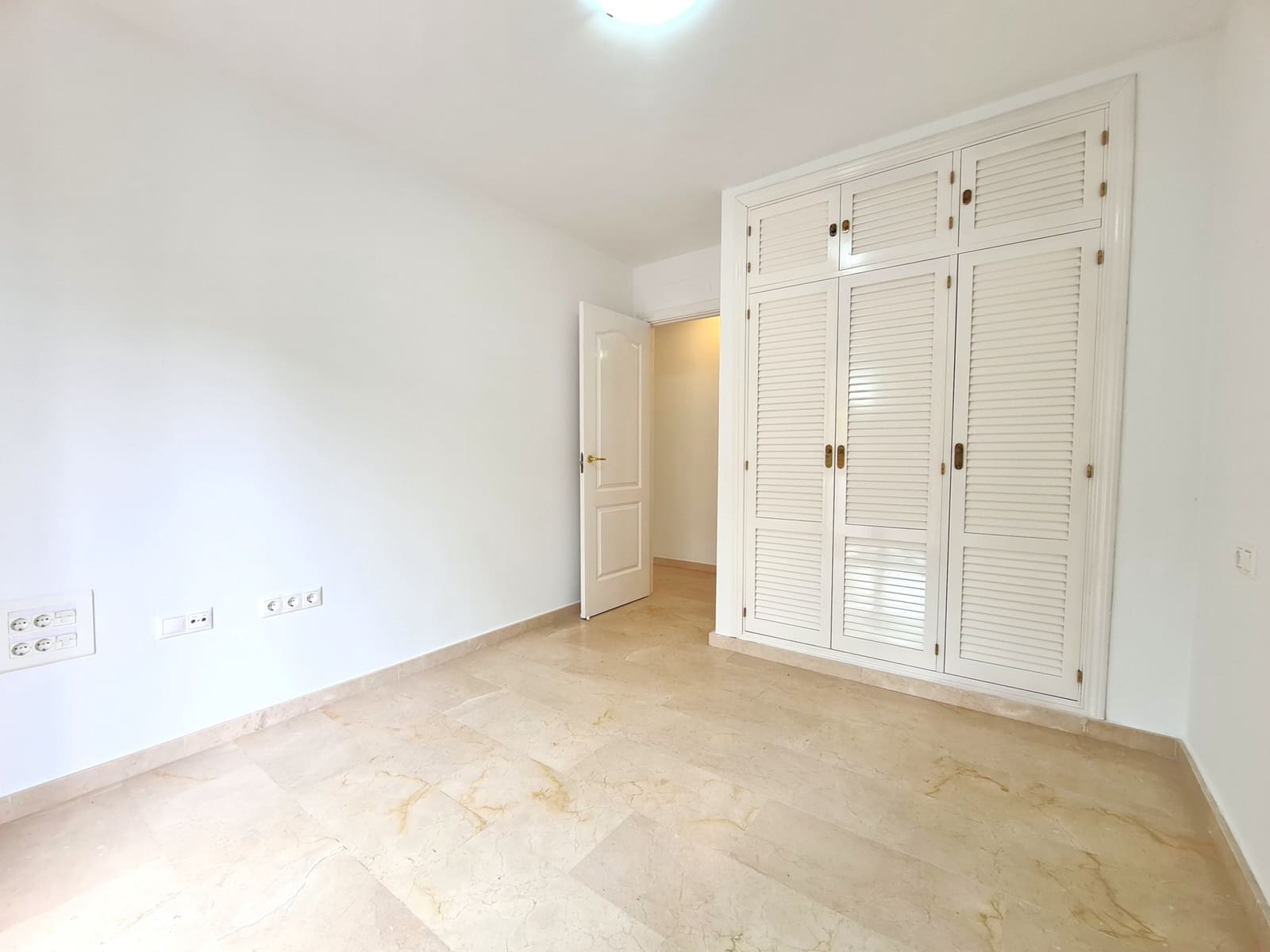 3 soveværelse Semi-Rækkehus til salg i Manilva med garage - € 619.000 (Ref: 9508511)