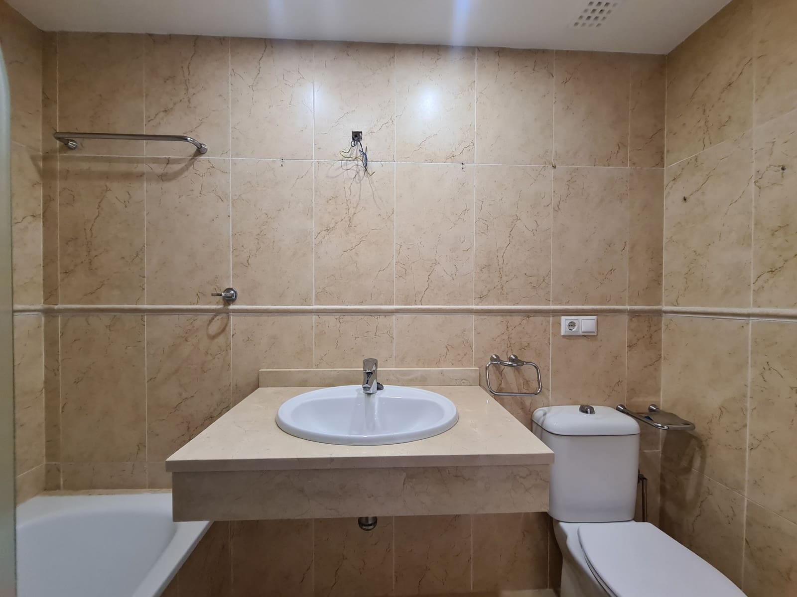 3 soveværelse Semi-Rækkehus til salg i Manilva med garage - € 619.000 (Ref: 9508511)