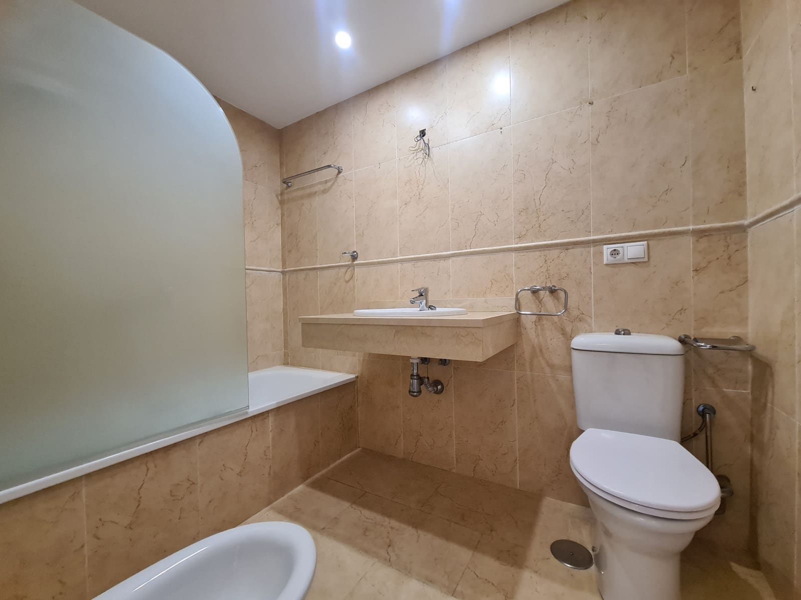 3 soveværelse Semi-Rækkehus til salg i Manilva med garage - € 619.000 (Ref: 9508511)