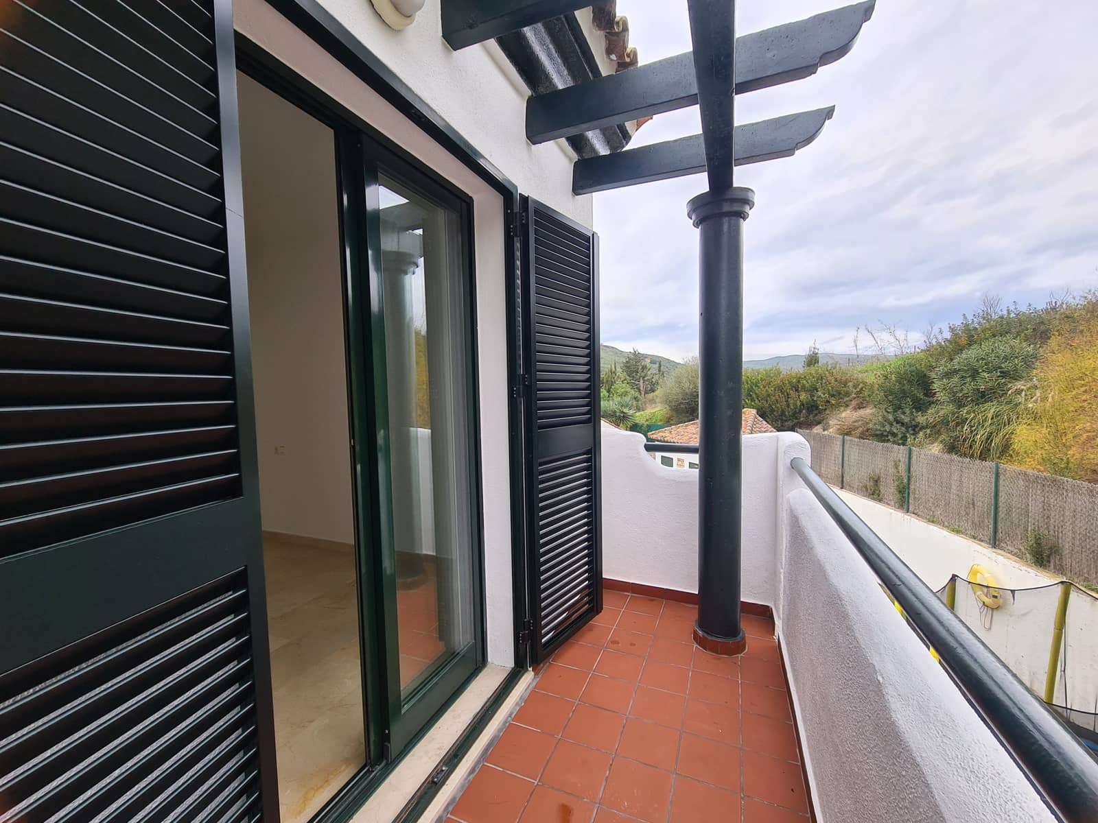 3 soveværelse Semi-Rækkehus til salg i Manilva med garage - € 619.000 (Ref: 9508511)