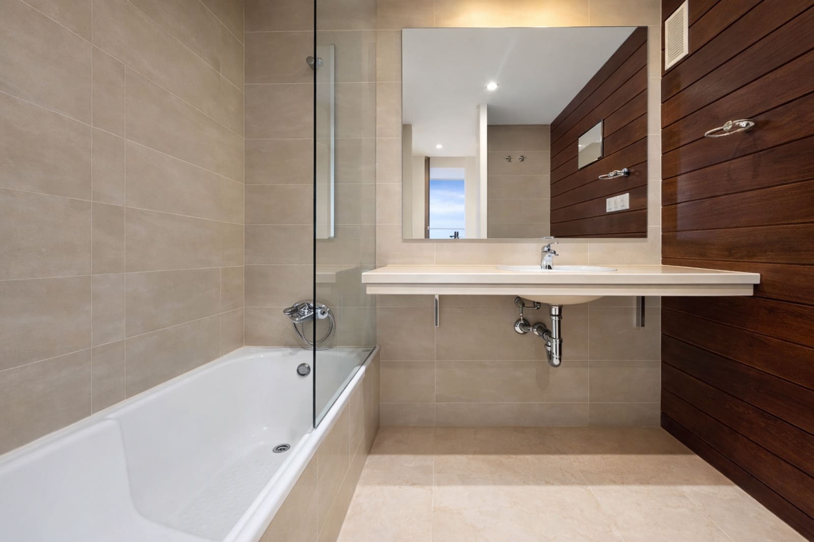 3 slaapkamer Appartement te koop in La Duquesa / Puerto de la Duquesa met zwembad garage - € 429.000 (Ref: 9540898)