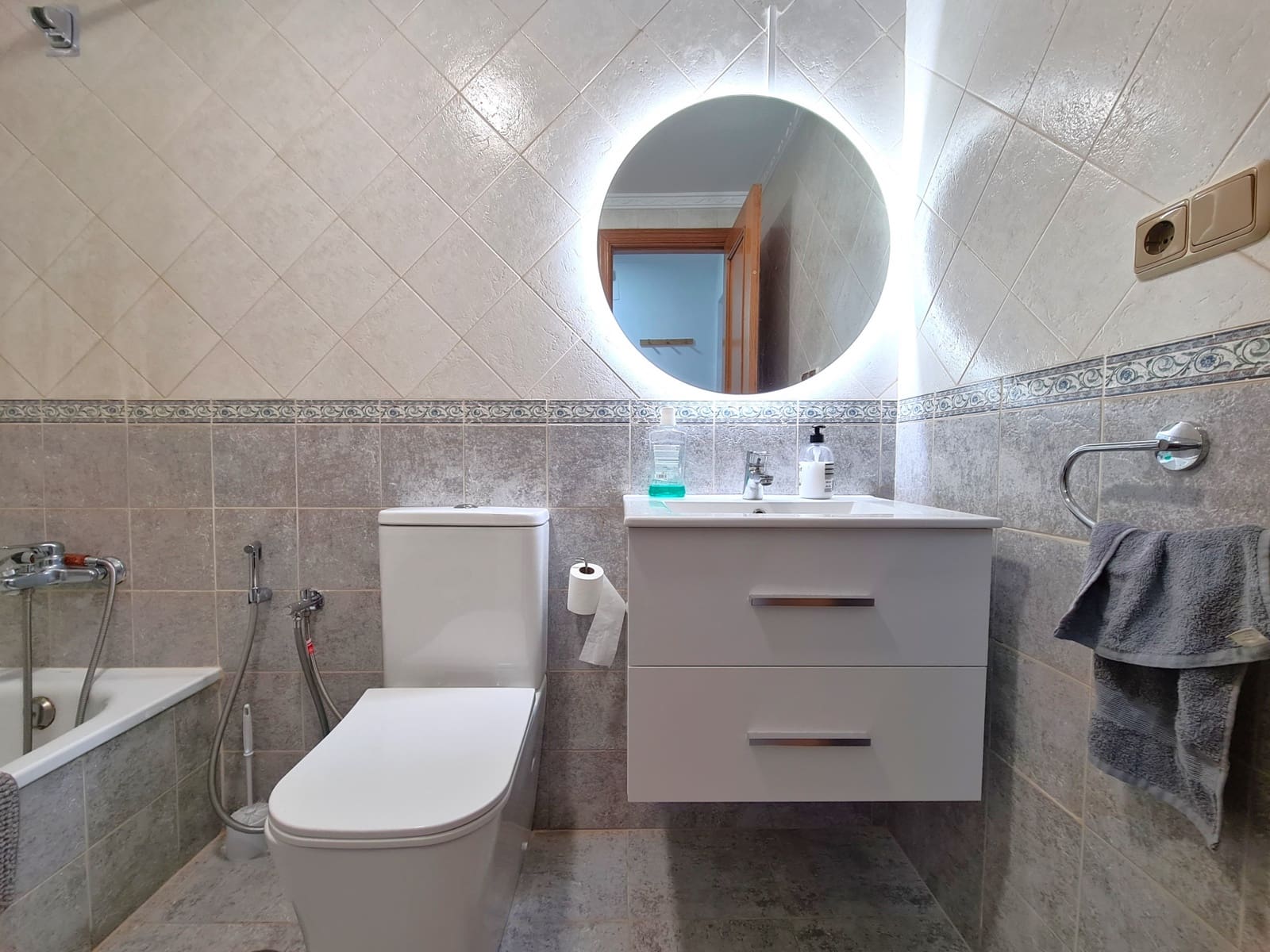 2 Zimmer Apartment zu verkaufen in Estepona mit Pool Garage - 325.000 € (Ref: 9551036)