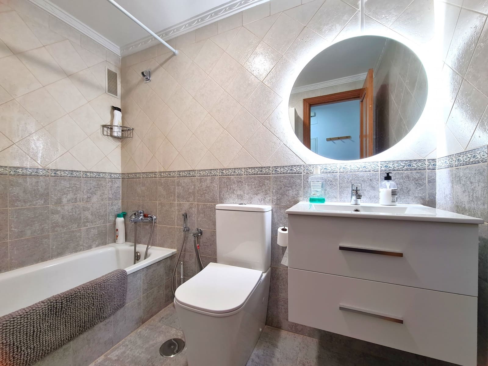 2 Zimmer Apartment zu verkaufen in Estepona mit Pool Garage - 325.000 € (Ref: 9551036)