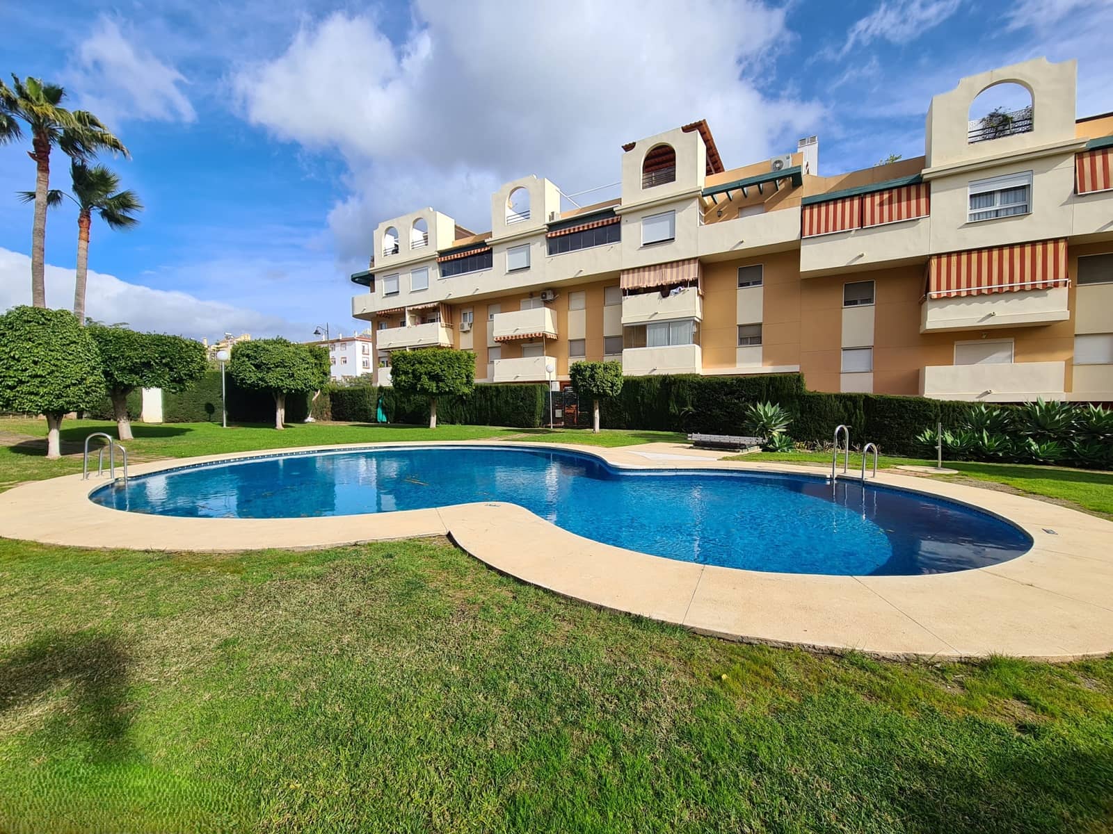 2 Zimmer Apartment zu verkaufen in Estepona mit Pool Garage - 325.000 € (Ref: 9551036)