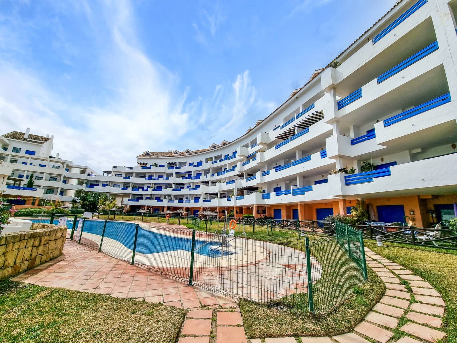 2 slaapkamer Appartement te koop in La Duquesa / Puerto de la Duquesa met zwembad garage - € 369.000 (Ref: 9594775)
