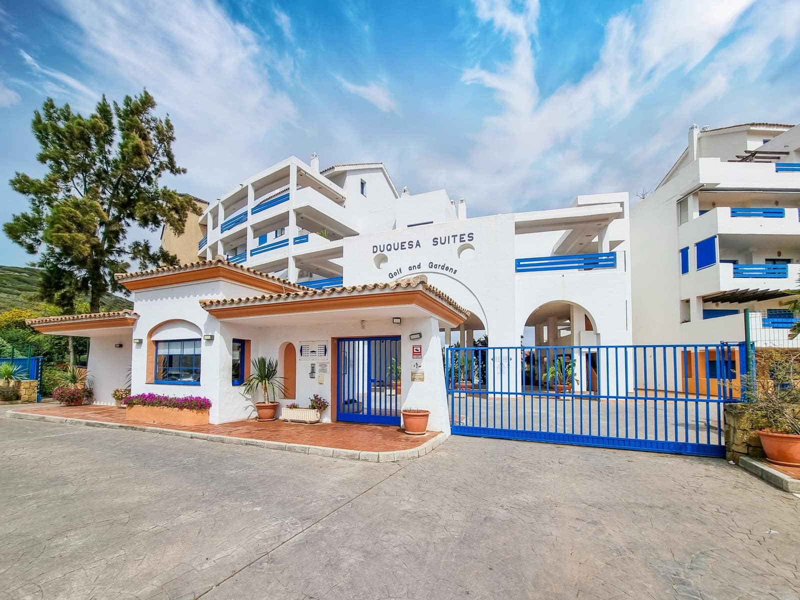 2 bedroom Apartment for sale in La Duquesa / Puerto de la Duquesa with pool garage - € 369,000 (Ref: 9594775)