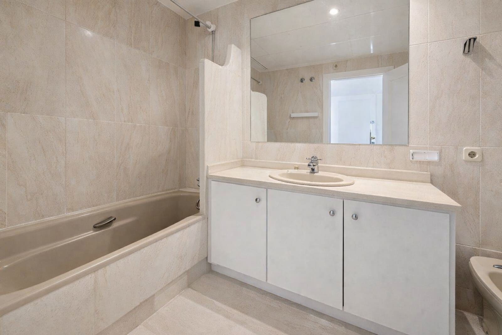 2 bedroom Apartment for sale in Estepona with pool garage - € 349,900 (Ref: 9658433)