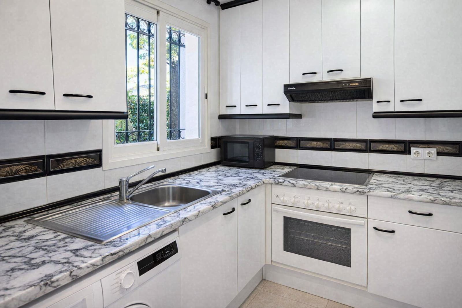 2 bedroom Apartment for sale in Estepona with pool garage - € 349,900 (Ref: 9658433)