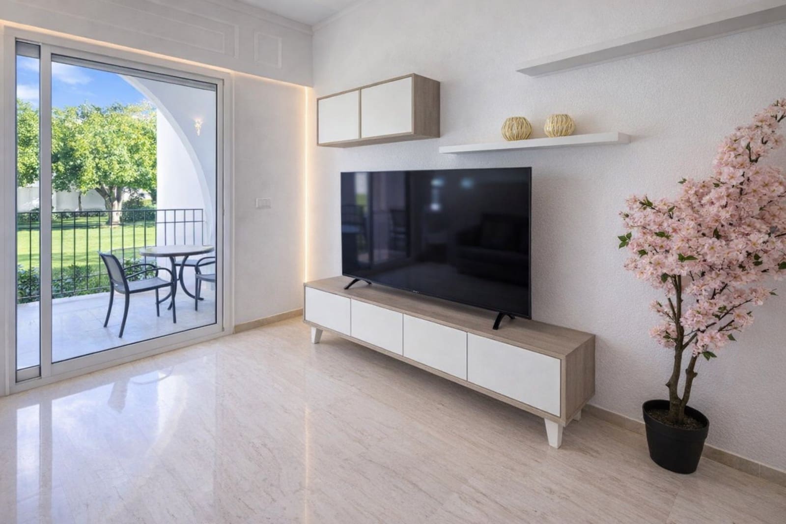 2 bedroom Apartment for sale in Estepona with pool garage - € 349,900 (Ref: 9658433)