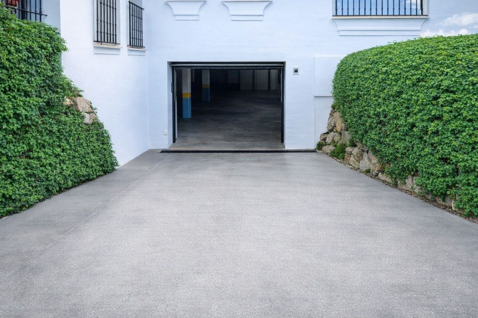 2 bedroom Apartment for sale in Estepona with pool garage - € 349,900 (Ref: 9658433)