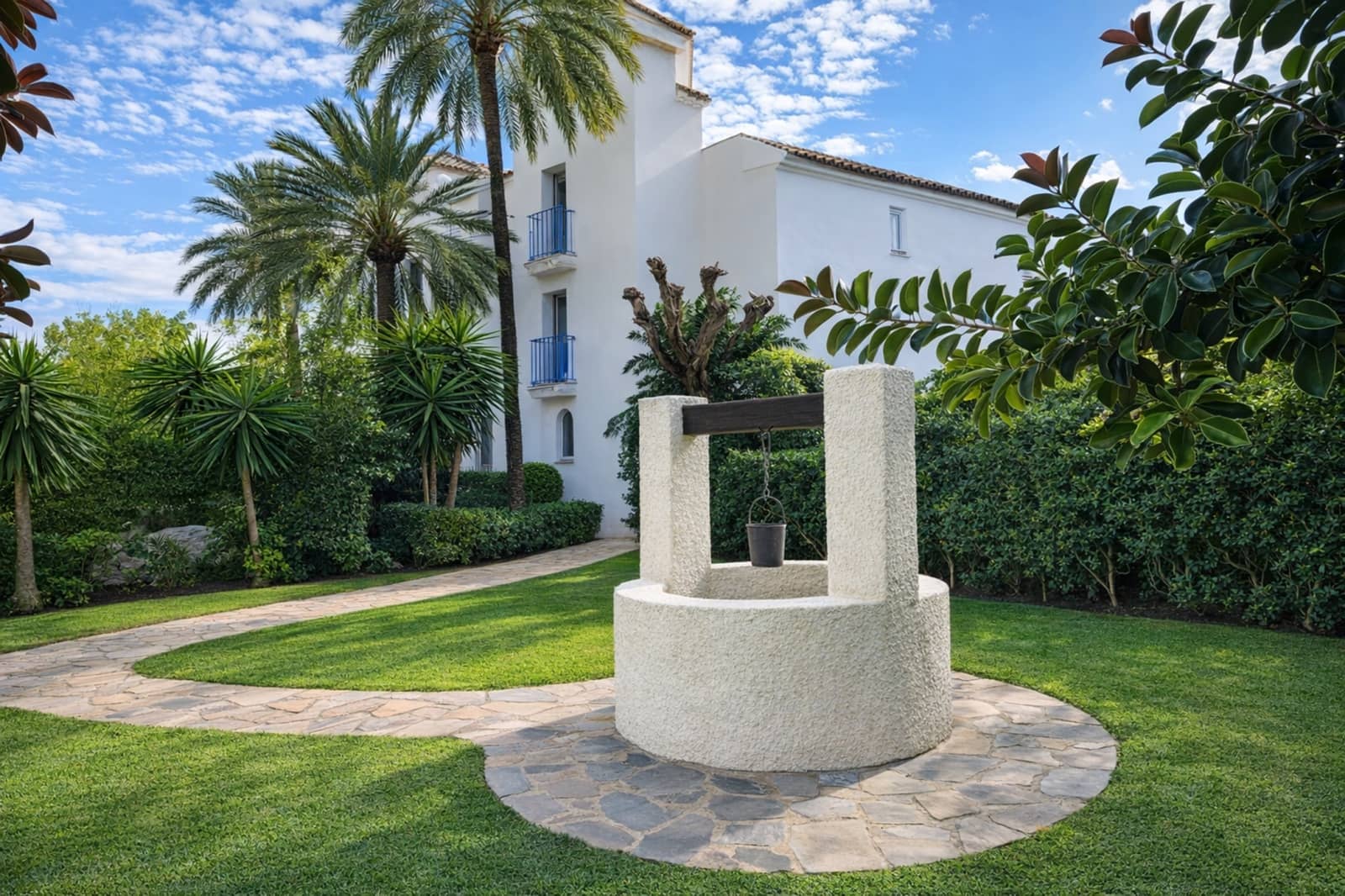 2 bedroom Apartment for sale in Estepona with pool garage - € 349,900 (Ref: 9658433)