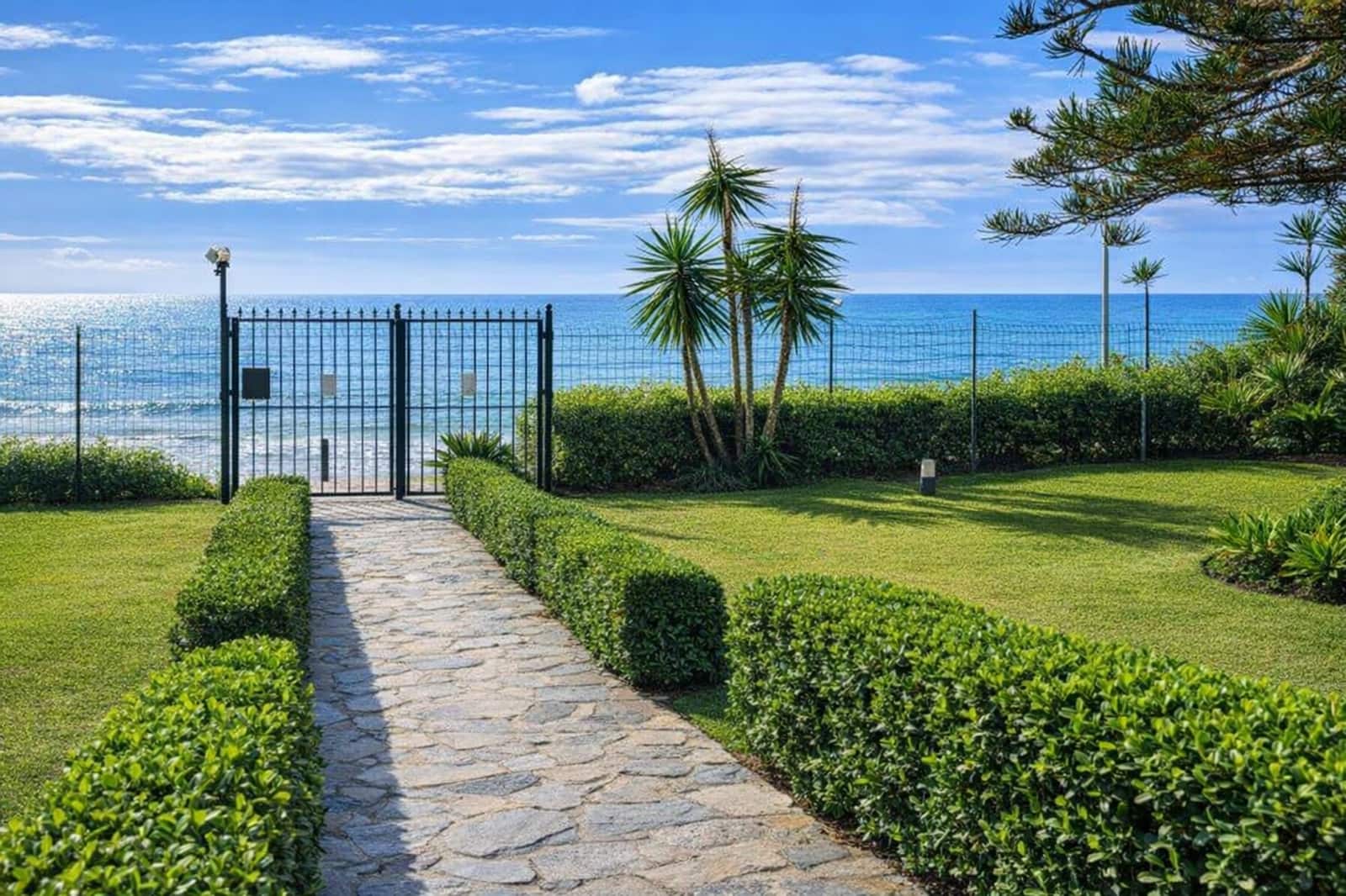 2 bedroom Apartment for sale in Estepona with pool garage - € 349,900 (Ref: 9658433)