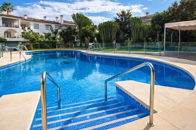 2 makuuhuone Huoneisto myytävänä paikassa Estepona mukana uima-altaan 
autotalli - 349 900 € (Ref: 9658433)