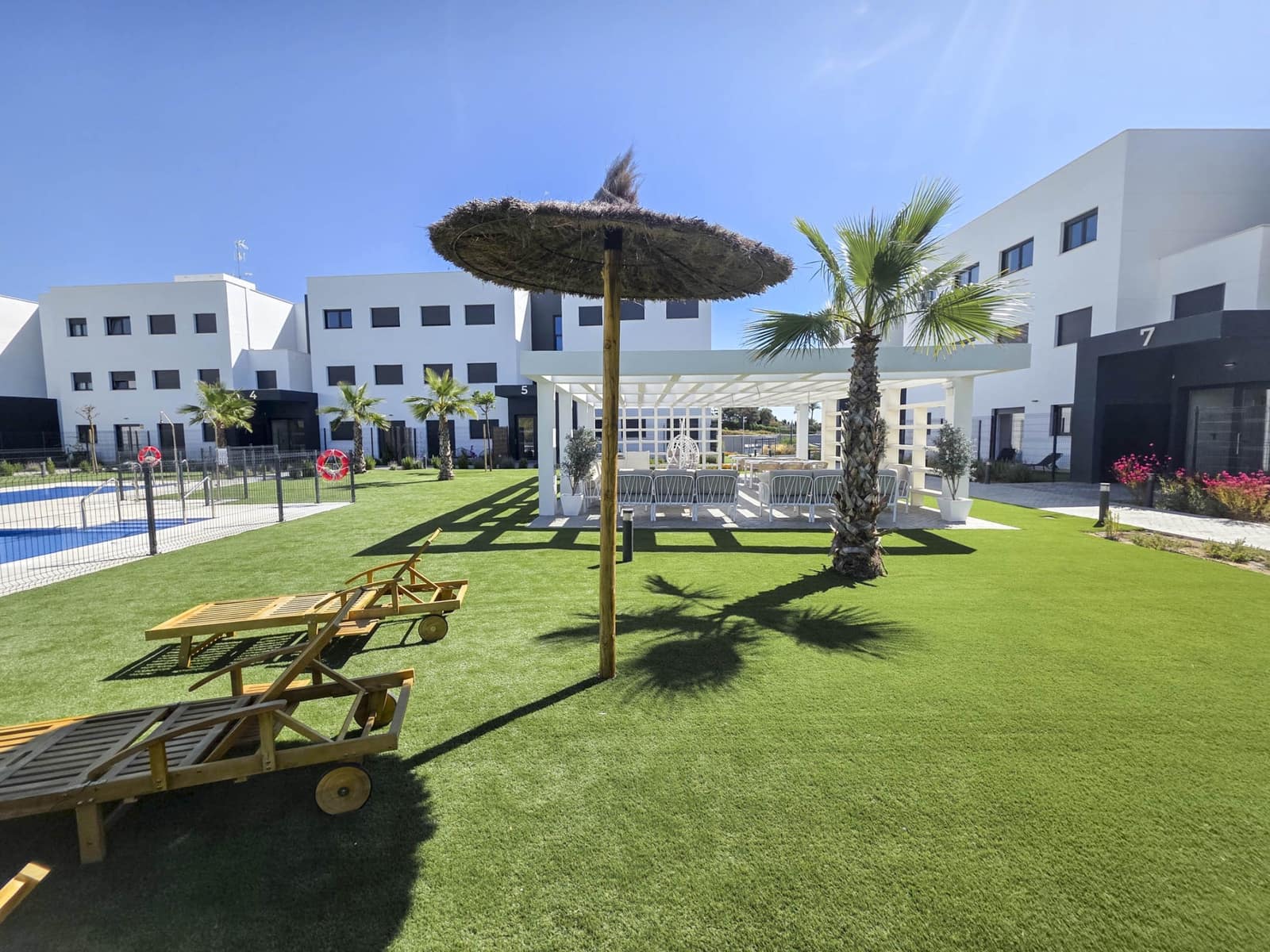 3 Zimmer Apartment zu verkaufen in Estepona mit Pool Garage - 439.000 € (Ref: 9679581)