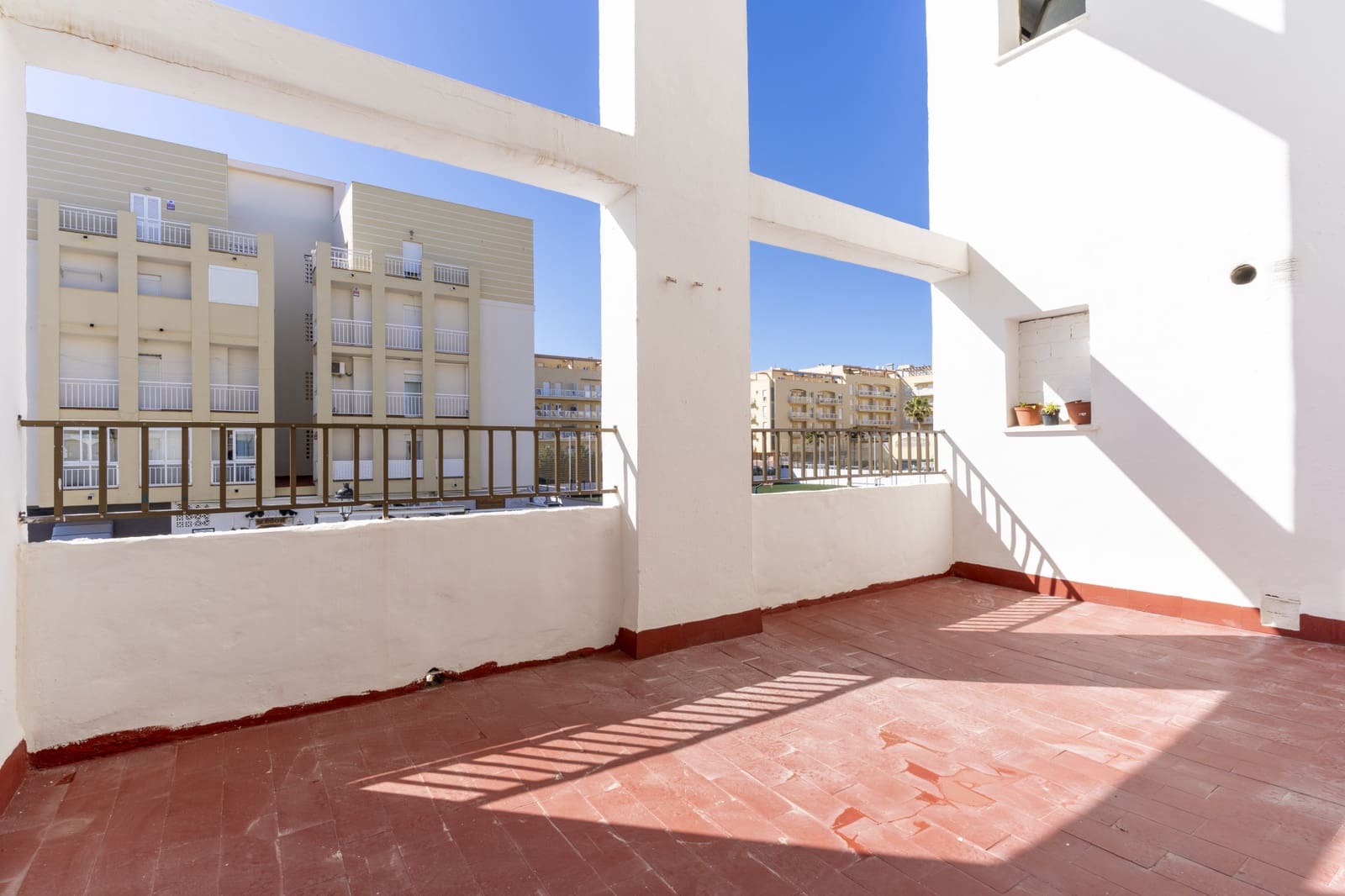 4 makuuhuone Huoneisto myytävänä paikassa San Luis de Sabinillas - 329 000 € (Ref: 9679582)