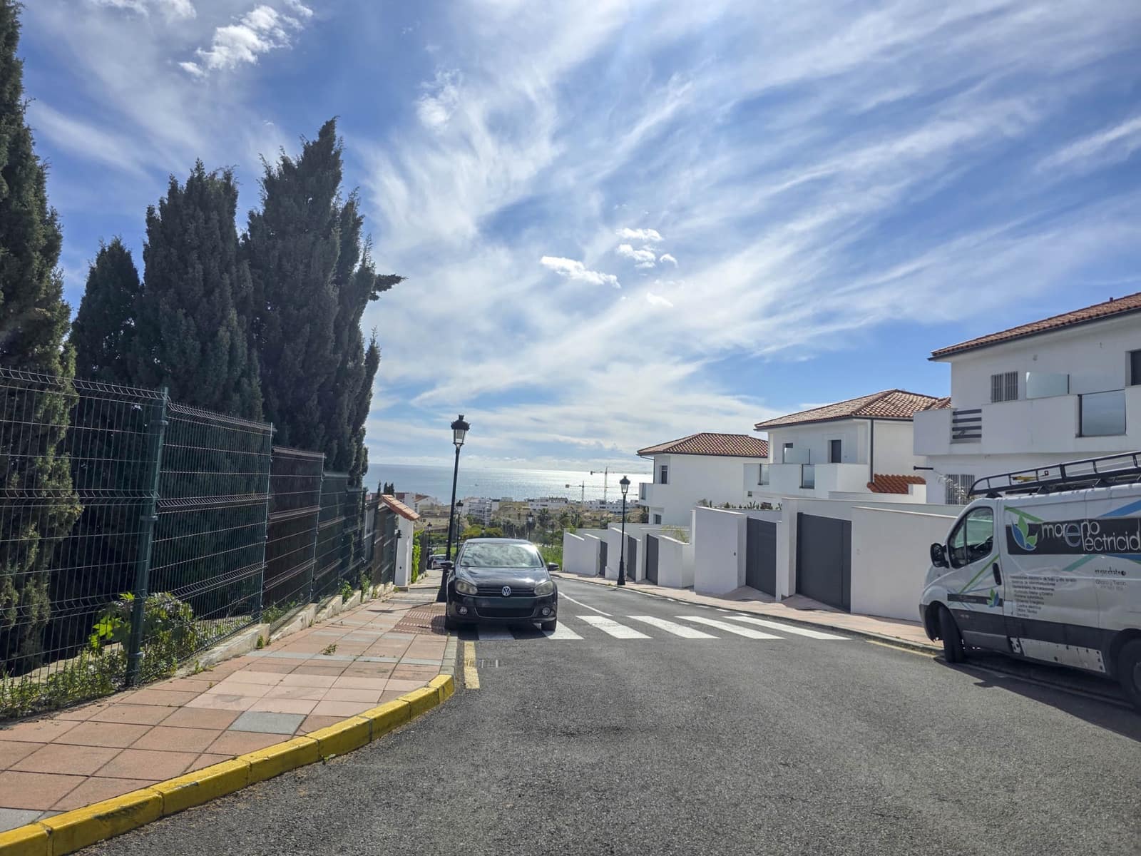 4 bedroom Semi-detached Villa for sale in La Duquesa / Puerto de la Duquesa with garage - € 360,000 (Ref: 9686195)