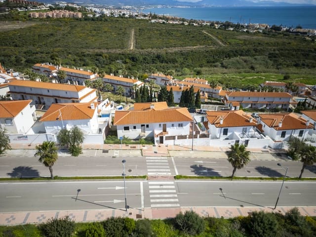 4 sovrum Semi-fristående Villa till salu i La Duquesa / Puerto de la Duquesa, Manilva med garage - 360 000 € (Ref: 9686195)