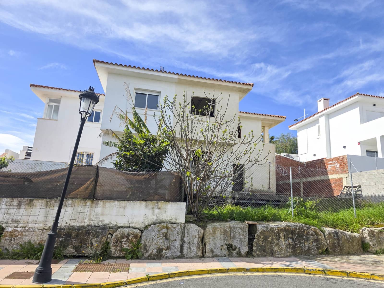 4 bedroom Semi-detached Villa for sale in La Duquesa / Puerto de la Duquesa with garage - € 360,000 (Ref: 9686195)