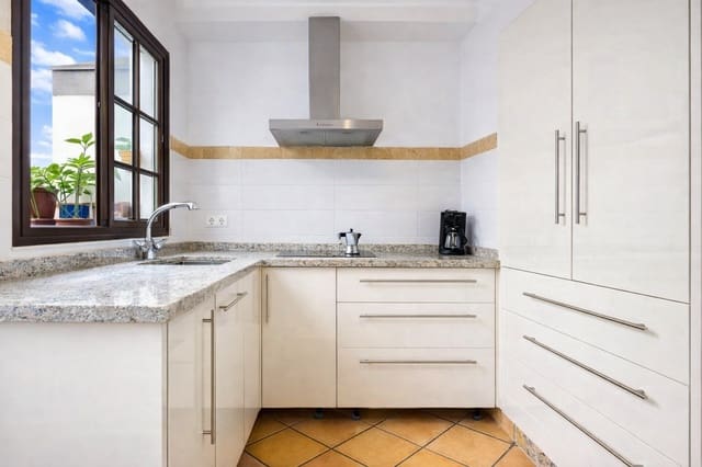 2 quarto Casa em Banda para venda em Estepona com garagem - 570 000 € (Ref: 9758724)