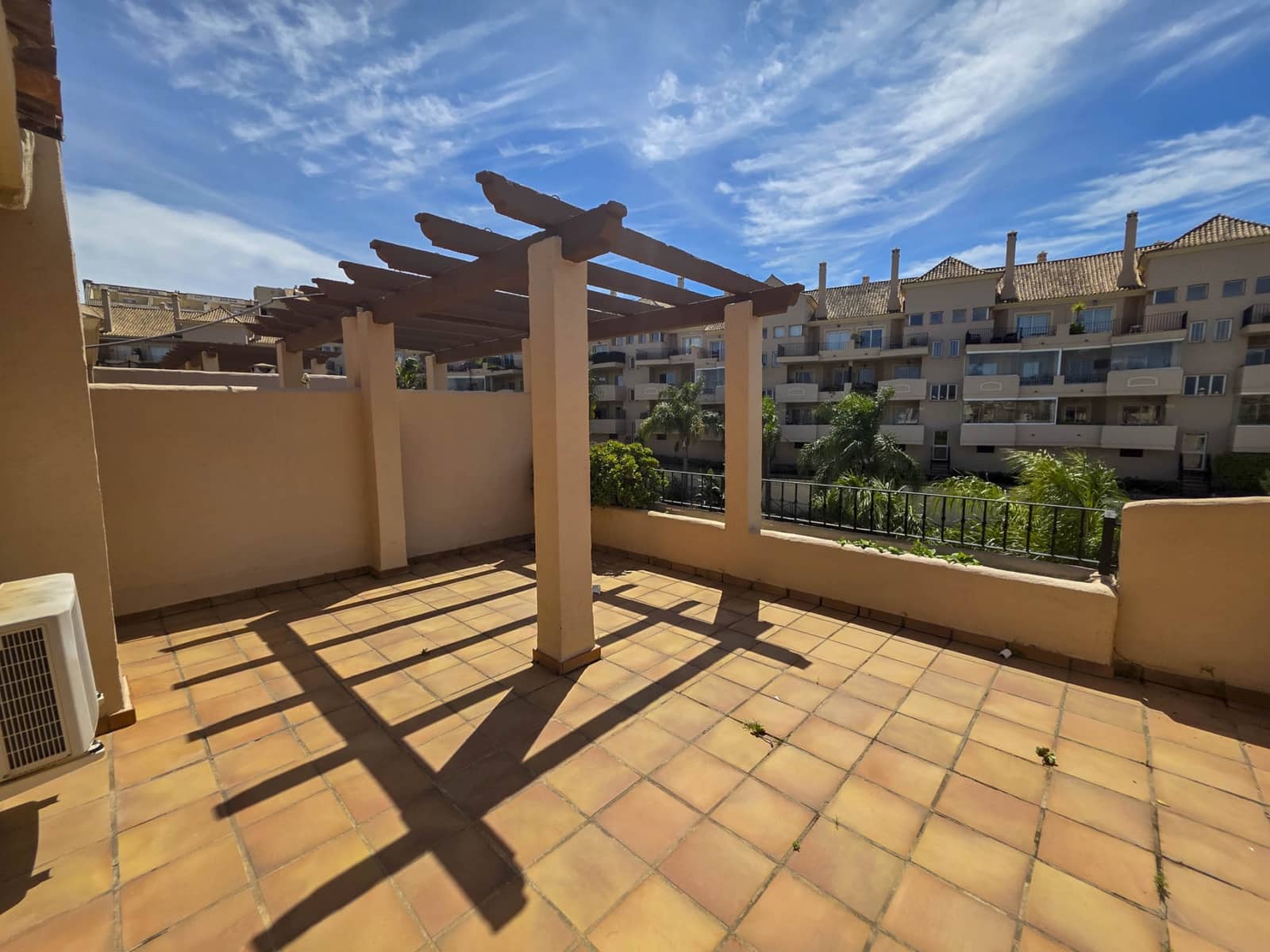 3 slaapkamer Penthouse te koop in La Duquesa / Puerto de la Duquesa met zwembad garage - € 325.000 (Ref: 9772839)