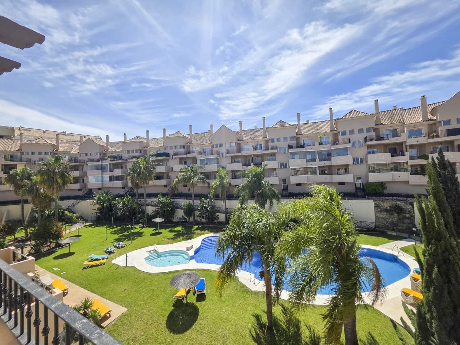 3 slaapkamer Penthouse te koop in La Duquesa / Puerto de la Duquesa met zwembad garage - € 325.000 (Ref: 9772839)