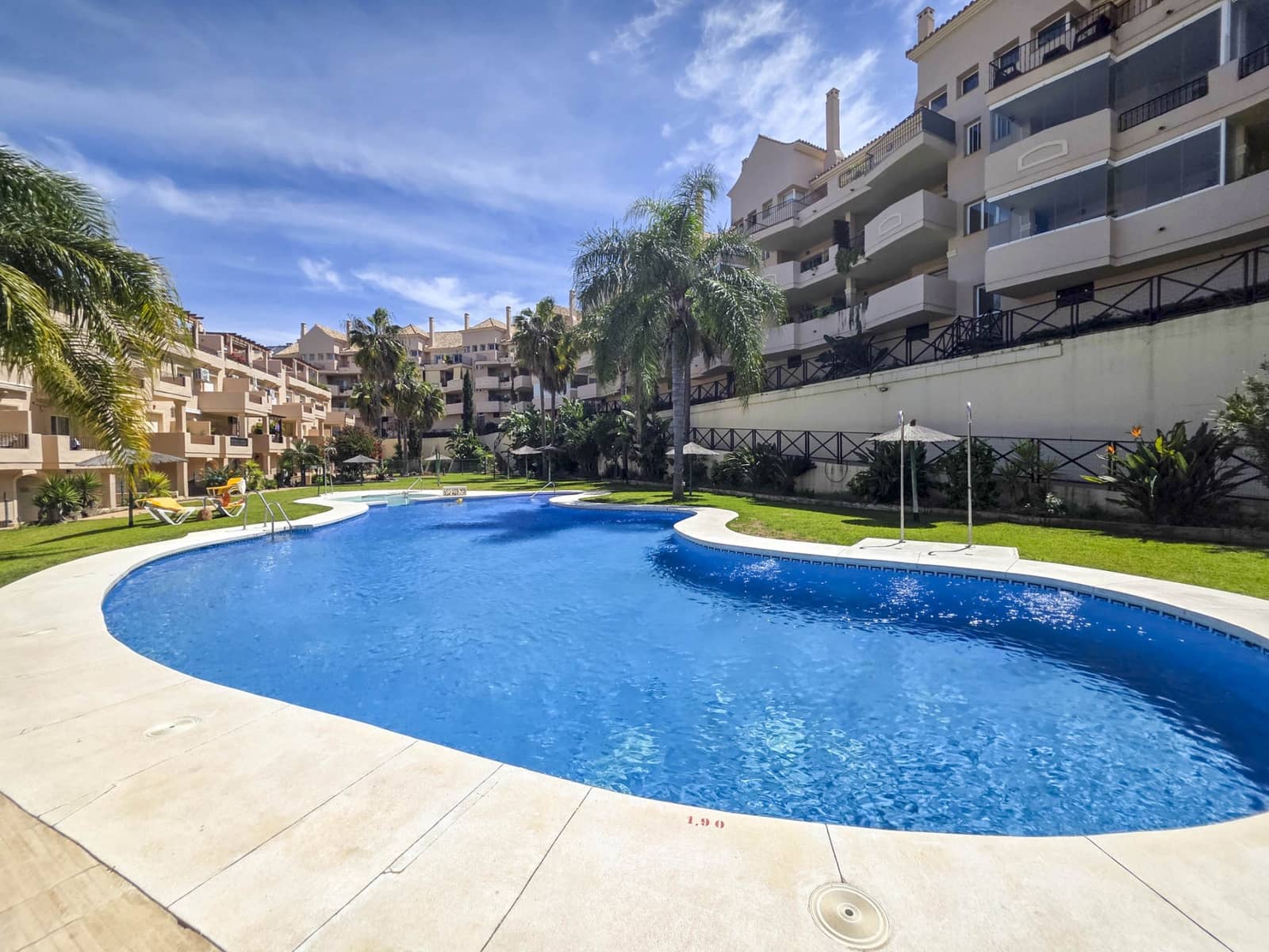 3 slaapkamer Penthouse te koop in La Duquesa / Puerto de la Duquesa met zwembad garage - € 325.000 (Ref: 9772839)