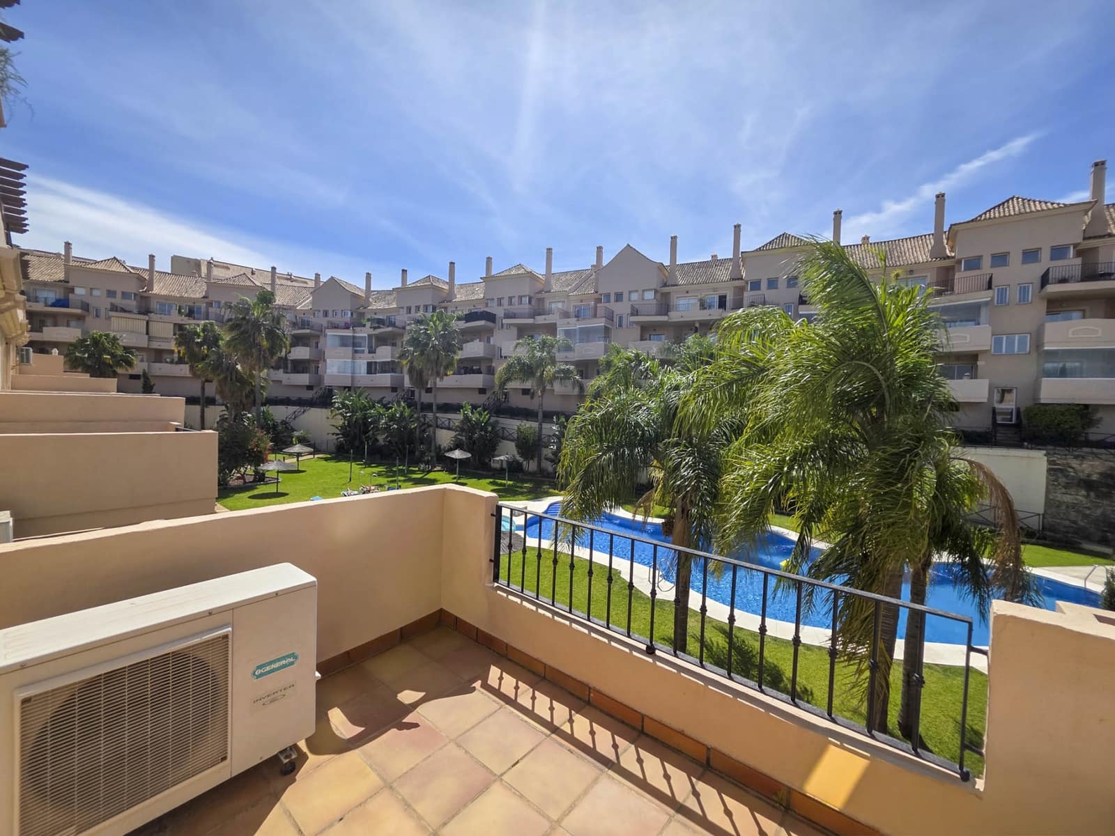 3 slaapkamer Penthouse te koop in La Duquesa / Puerto de la Duquesa met zwembad garage - € 325.000 (Ref: 9772839)
