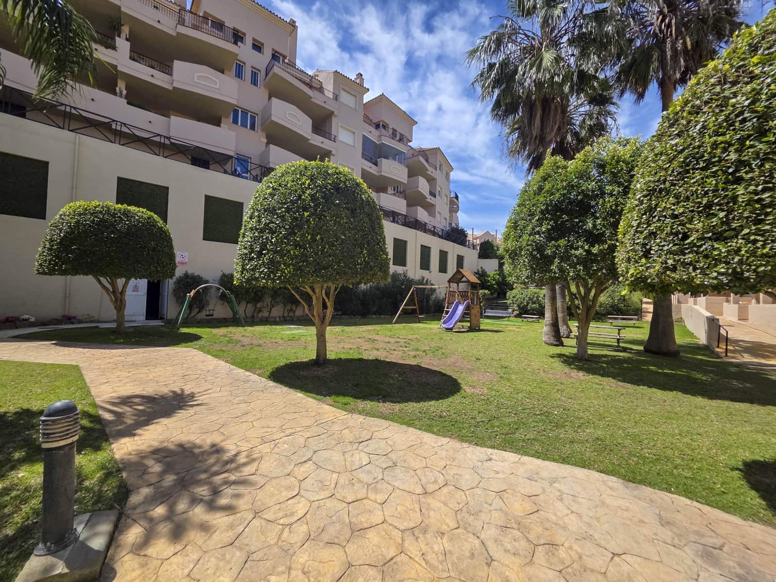 3 slaapkamer Penthouse te koop in La Duquesa / Puerto de la Duquesa met zwembad garage - € 325.000 (Ref: 9772839)